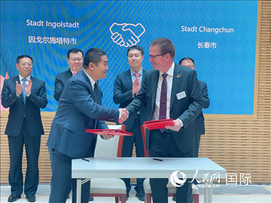 （10月16日，第十屆巴伐利亞中國(guó)日在慕尼黑舉行。圖為簽約儀式現(xiàn)場(chǎng)。人民網(wǎng)記者劉赫攝）