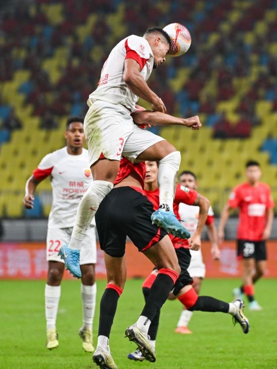 10月18日，上海海港隊球員蔣光太（上）在比賽中和成都蓉城隊球員費利佩（下）爭頂。新華社記者 王曦 攝