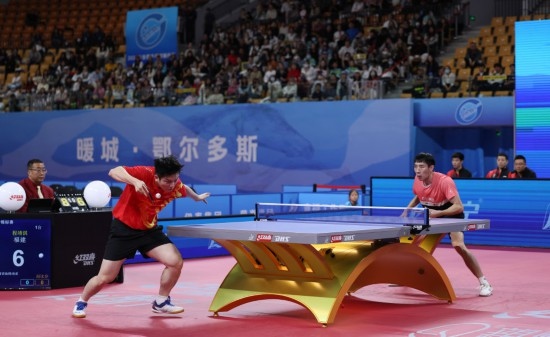 10月18日，上海隊(duì)選手樊振東（左）在單打比賽中發(fā)球。他3:2戰(zhàn)勝福建隊(duì)選手程靖淇。新華社記者 王楷焱 攝