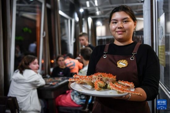 9月2日，俄羅斯符拉迪沃斯托克一家餐館的服務(wù)員在展示帝王蟹。新華社記者 曹陽(yáng) 攝