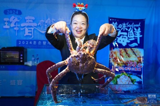 9月19日，在吉林省琿春市，商家在展示售賣(mài)的帝王蟹。新華社記者 許暢 攝