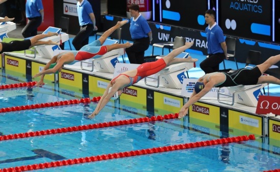 10月18日，中國選手張雨霏（右二）在女子50米自由泳預(yù)賽中出發(fā)。新華社記者 方喆 攝