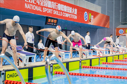 參賽選手在游泳救生項(xiàng)目比賽中。賽事主辦方供圖