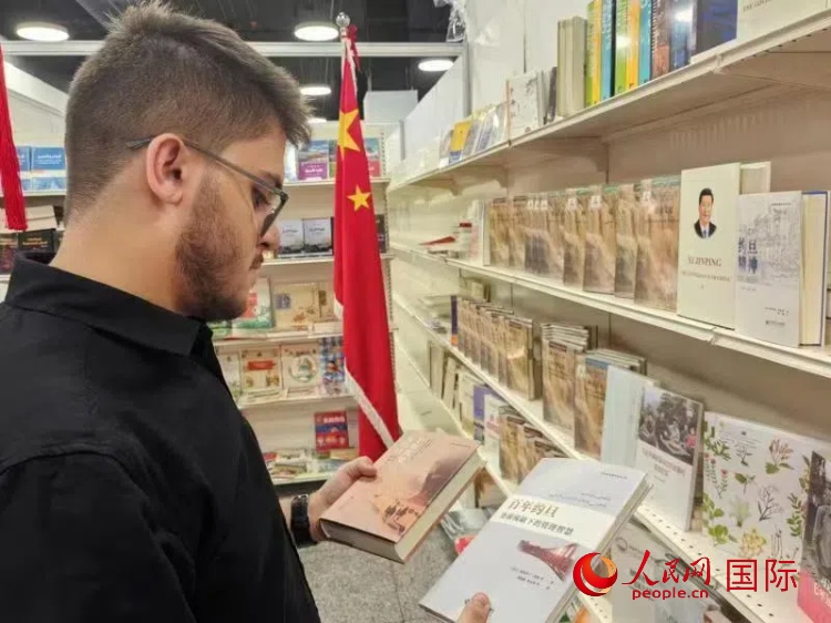 第二十三屆約旦安曼國際書展于10月10日至19日在約旦展覽中心舉行，約旦政府和民間各界人士在中國展臺(tái)翻閱圖書，熱烈交流互動(dòng)，感受中華文化之美。人民網(wǎng)記者 李瀟攝