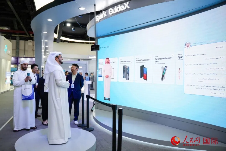 觀眾在科大訊飛展臺與虛擬人對話。人民網(wǎng) 塔里克·易卜拉欣攝