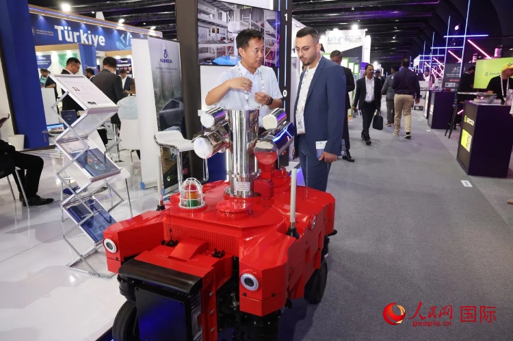 觀眾了解北京眸視科技有限公司研發(fā)的巡檢機器人。人民網(wǎng)記者 任皓宇攝