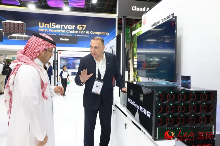 觀眾了解新華三集團展示的最新服務器產(chǎn)品。人民網(wǎng)記者 任皓宇攝