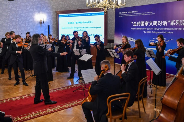 2024年9月24日，在俄羅斯喀山，俄羅斯喀山室內(nèi)樂團(tuán)演奏傳統(tǒng)曲目。“金磚國家文明對(duì)話”系列活動(dòng)24日在俄羅斯喀山舉行，來自中國、俄羅斯、巴西、印度、南非、伊朗等金磚國家的相關(guān)機(jī)構(gòu)、各領(lǐng)域?qū)＜覍W(xué)者及青年代表等300多人參加。新華社記者 曹陽 攝
