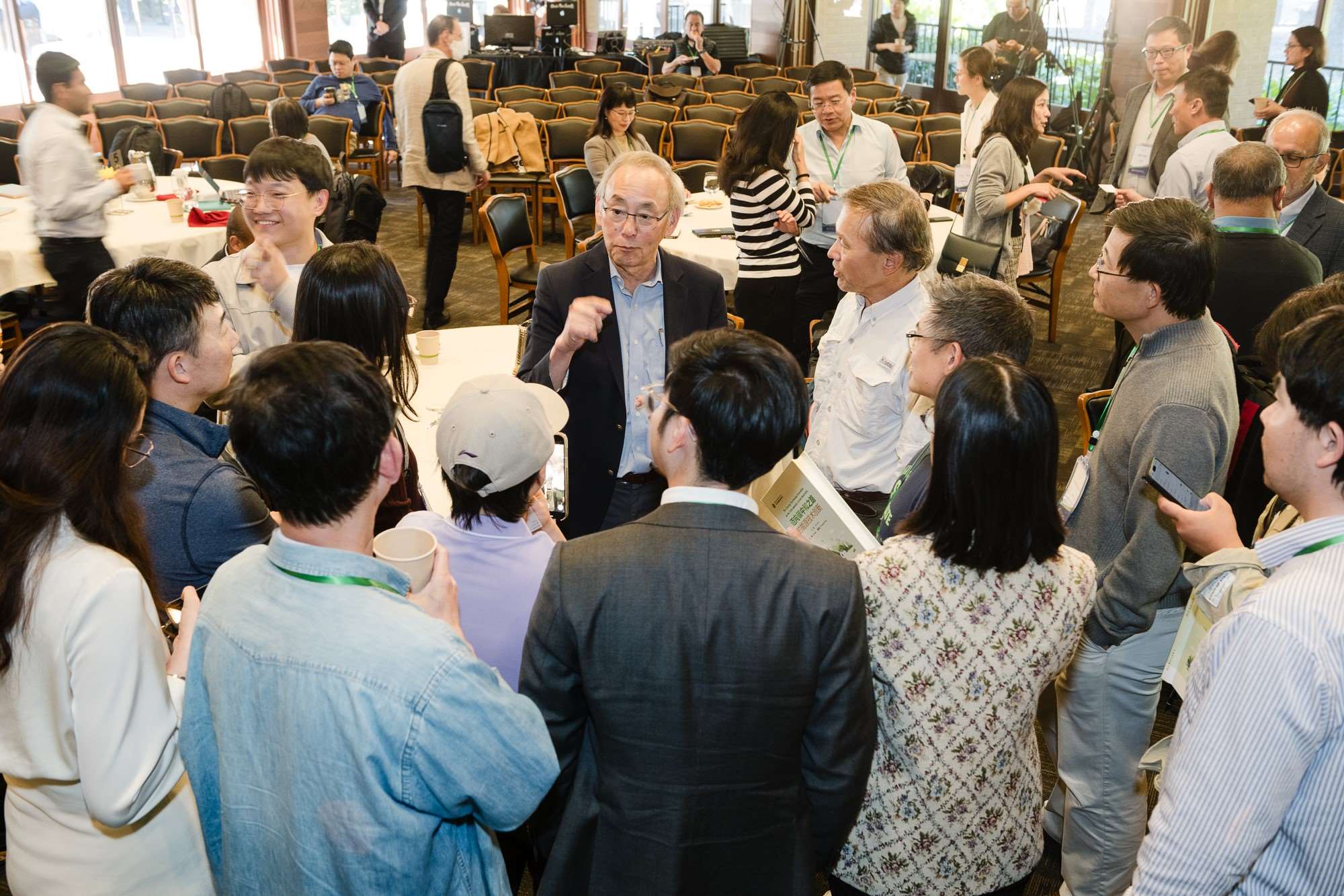 美國(guó)前能源部長(zhǎng)、諾獎(jiǎng)得主朱棣文教授在會(huì)場(chǎng)與參會(huì)者交流。馮超攝