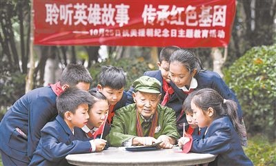 圖為89歲的抗美援朝老兵楊克美在向孩子們講述英雄故事。徐偉攝