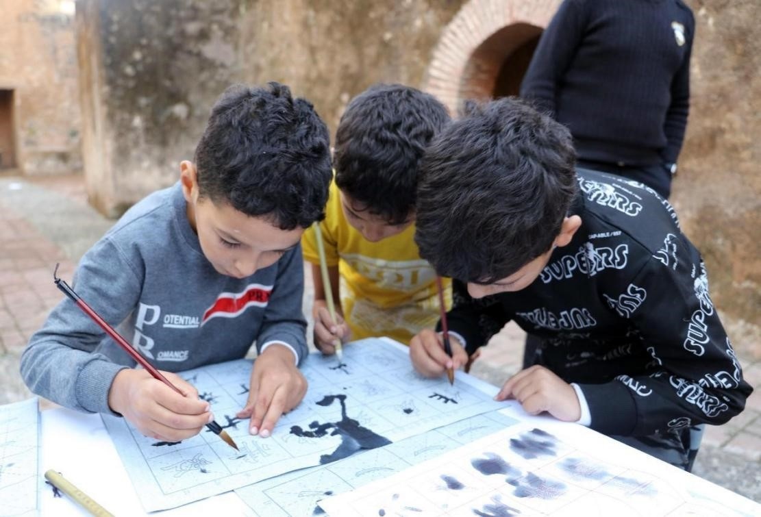 一起學(xué)書法。拉巴特中國文化中心供圖