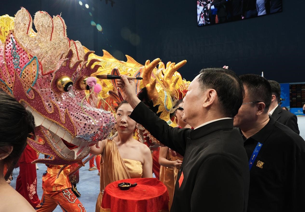 出席開賽儀式的領導及嘉賓共同為參賽龍獅隊點睛。（受訪者供圖）