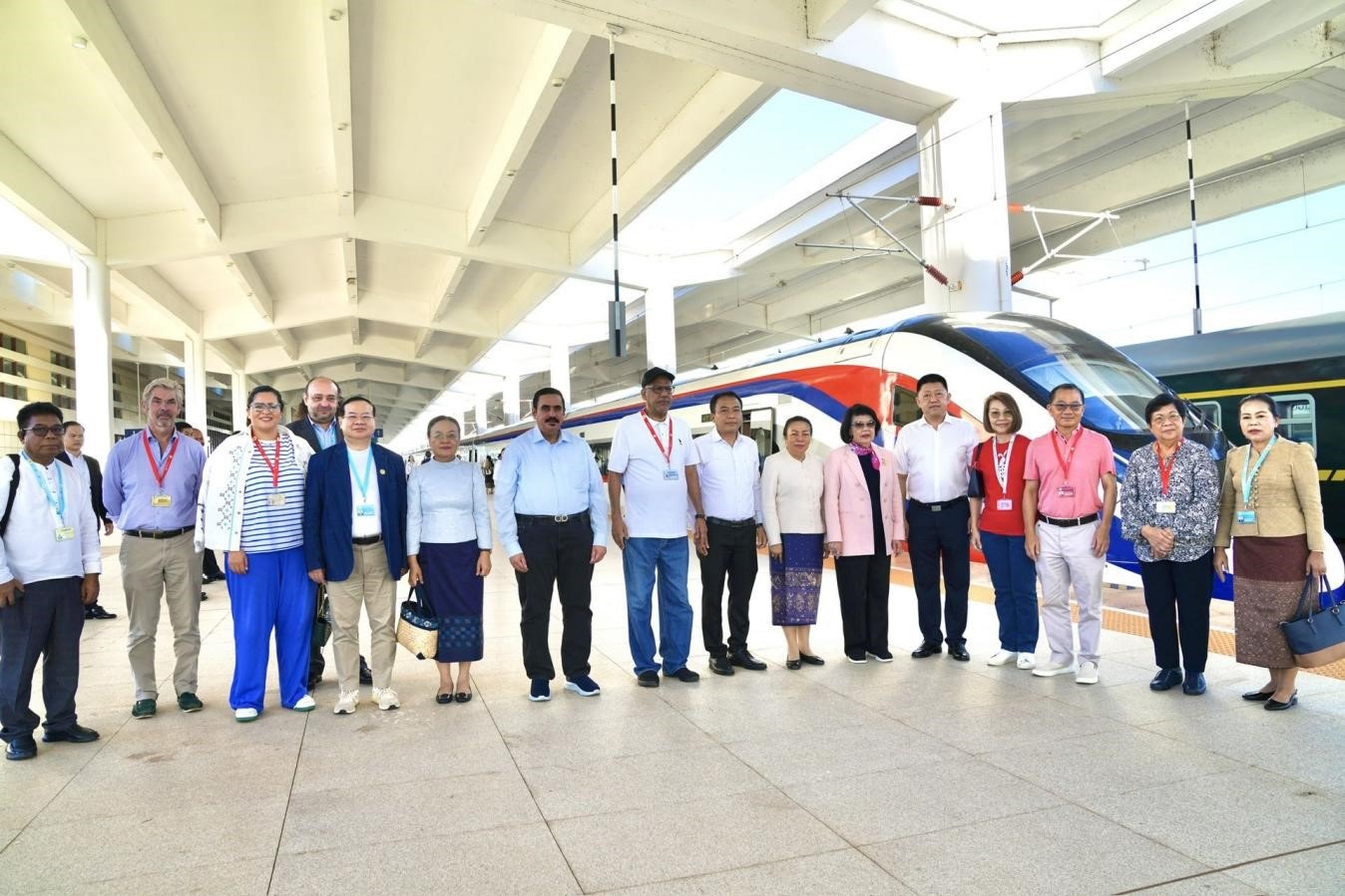 東盟議會(huì)聯(lián)盟大會(huì)代表團(tuán)與中老鐵路“瀾滄號(hào)”動(dòng)車合影留念。老中鐵路有限公司供圖