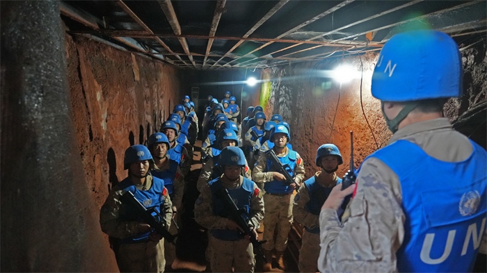 進入地下掩體隱蔽。王軍杰攝