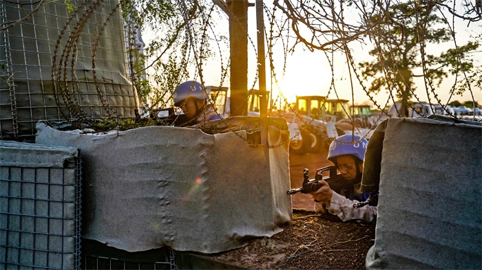 瞭望偵察一線情況。張洪奧攝