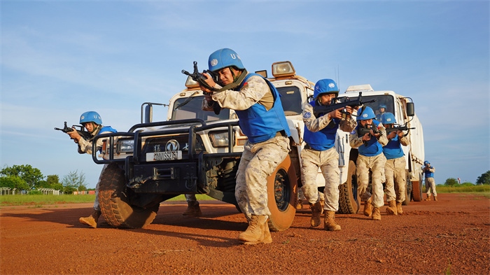 應急分隊戰(zhàn)術(shù)行進。張洪奧攝