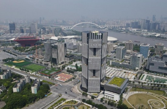 位于中國上海浦東新區(qū)世博園區(qū)的金磚國家新開發(fā)銀行總部大樓（2022年6月17日攝，無人機(jī)照片）。新華社記者方喆攝