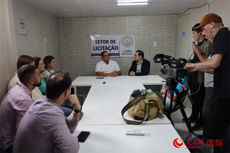 巴西東北部北里奧格蘭德州若昂卡馬拉市市長(zhǎng)馬諾埃爾·貝爾納接受聯(lián)合采訪團(tuán)采訪。 人民網(wǎng)記者 時(shí)元皓攝