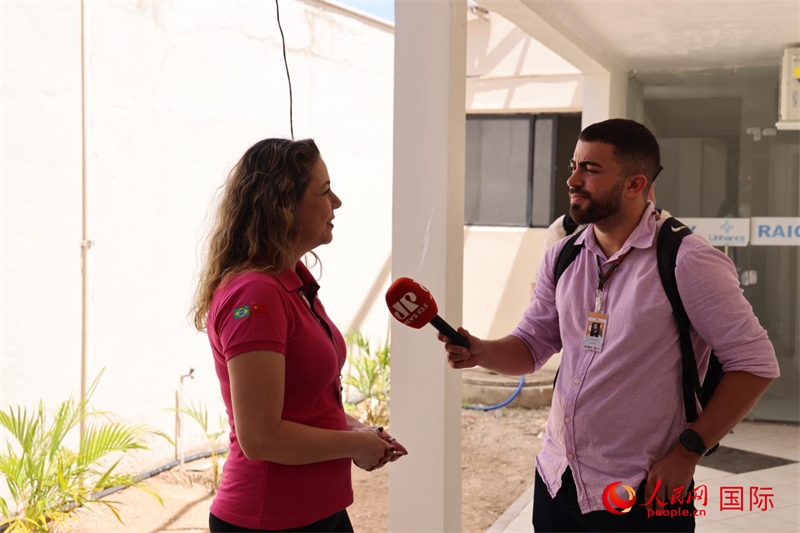 國(guó)網(wǎng)巴電文化中心負(fù)責(zé)人達(dá)尼埃拉·帕戈托接受參加聯(lián)合采訪團(tuán)的巴西記者采訪。 人民網(wǎng)記者 時(shí)元皓攝