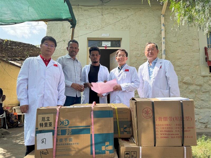 中國(guó)醫(yī)療隊(duì)向科倫醫(yī)院捐贈(zèng)藥品和醫(yī)療物資。中國(guó)第17批援厄立特里亞醫(yī)療隊(duì)供圖