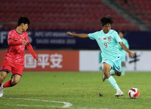 國(guó)少隊(duì)球員魏祥鑫（右）比賽中傳球。新華社記者 李鋼攝