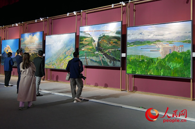 觀眾正在欣賞畫作。人民網(wǎng)記者 韋衍行攝