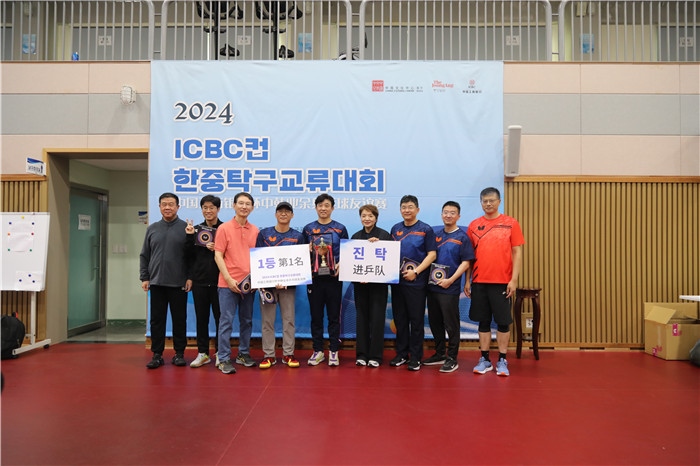 獲得第一名的隊(duì)伍與頒獎(jiǎng)嘉賓一起合影留念。首爾中國文化中心供圖