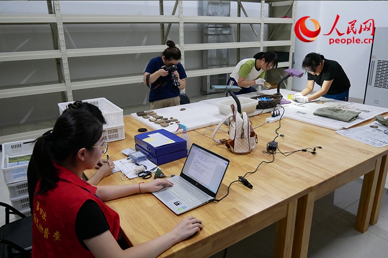 普查隊員們正在庫房內(nèi)工作。人民網(wǎng)記者 韋衍行攝