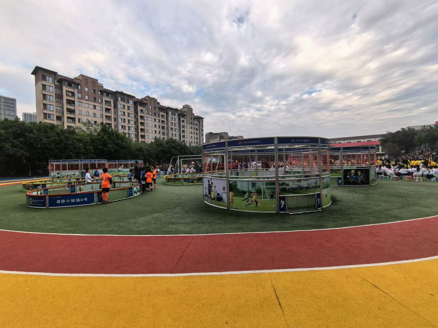 珊瑚魯能小學(xué)里的迷你足球場。 人民網(wǎng)記者 楊磊攝