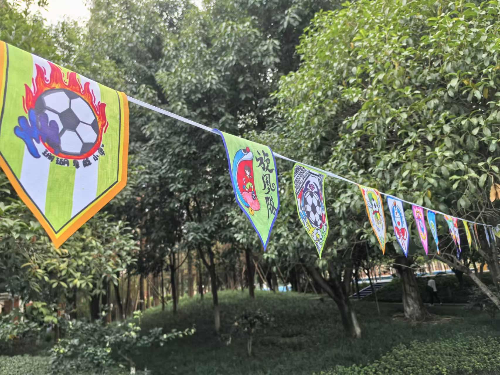 珊瑚魯能小學(xué)學(xué)生們手繪的“班超”隊徽。 人民網(wǎng)記者 楊磊攝