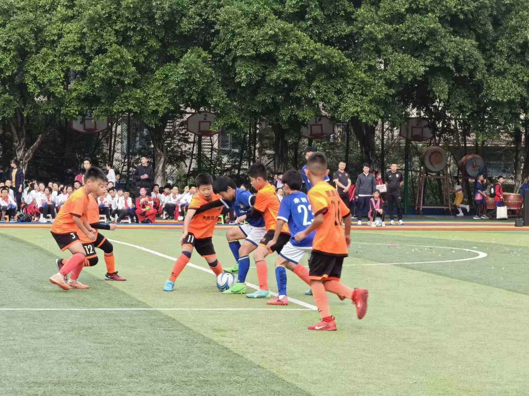 珊瑚魯能小學(xué)的學(xué)生們在進行足球比賽。 人民網(wǎng)記者 楊磊攝