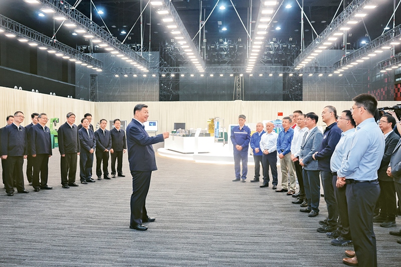 2024年10月17日至18日，中共中央總書記、國家主席、中央軍委主席習(xí)近平在安徽考察。這是17日下午，習(xí)近平在合肥濱湖科學(xué)城考察時，同現(xiàn)場科研人員和企業(yè)負(fù)責(zé)人親切交流。 新華社記者 鞠鵬/攝