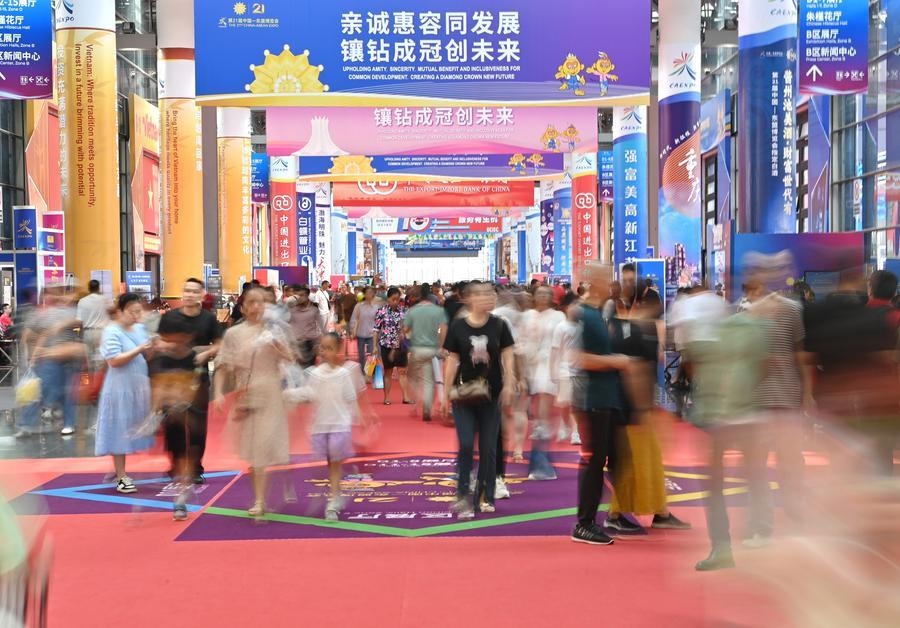 2024年9月28日，觀眾在廣西南寧市舉行的第21屆中國(guó)—東盟博覽會(huì)上參觀。新華社記者 周華 攝