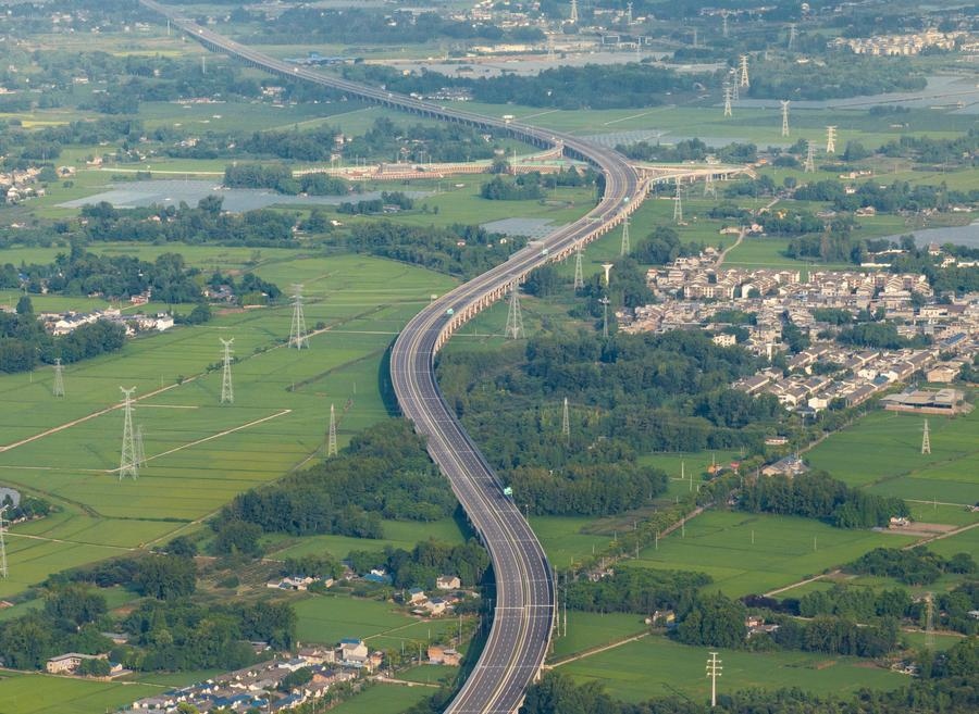 俯瞰四川天府新區(qū)至邛崍高速公路一角（2024年7月2日攝，無人機(jī)照片）。新華社記者 江宏景 攝