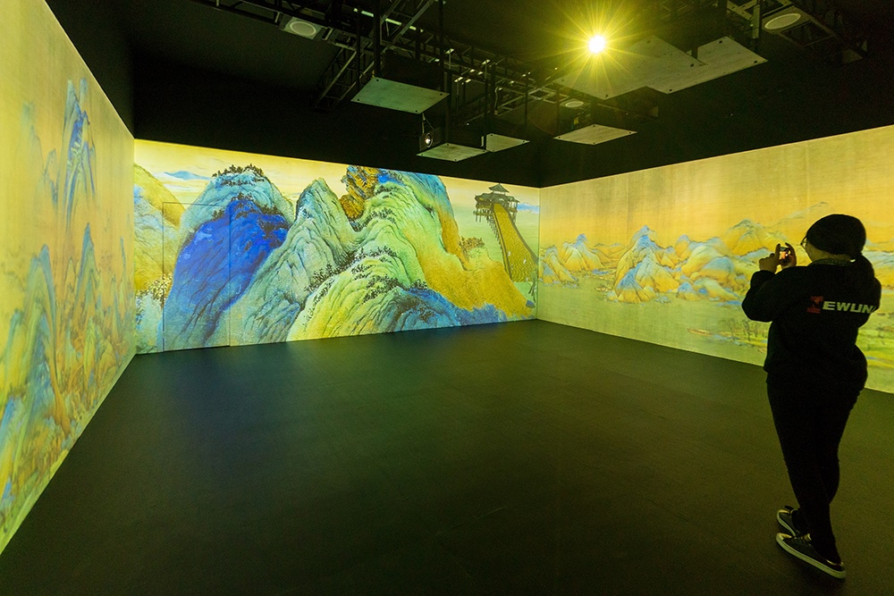 2019年1月29日，上海，市民在“千里江山圖科技藝術(shù)展”上參觀北宋名畫《千里江山圖》的AR全景展示并打卡拍照。