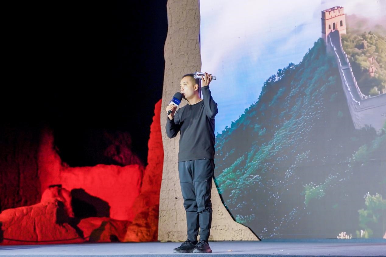 李剛在“何以中國(guó)·五星出東方”網(wǎng)絡(luò)主題宣傳活動(dòng)現(xiàn)場(chǎng)演講。人民視頻供圖