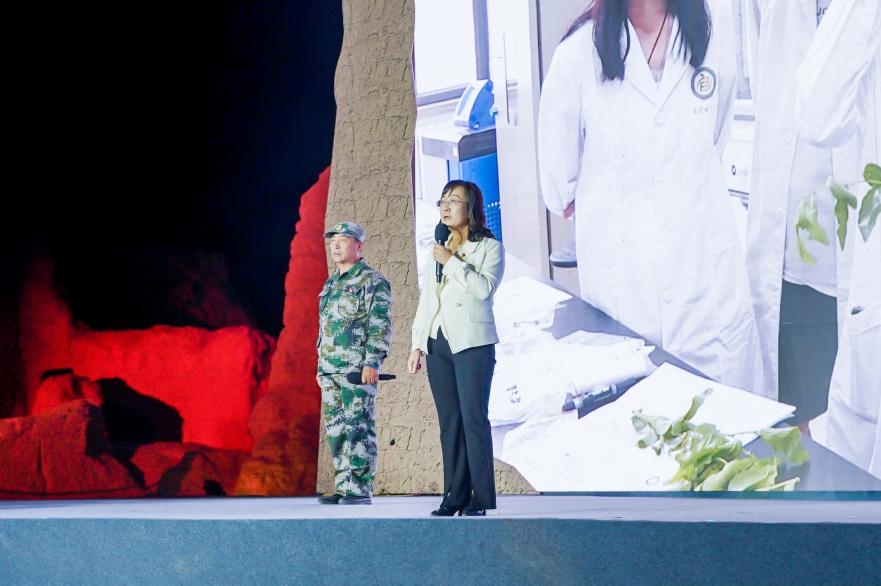 吳翠云（右一）在“何以中國(guó)·五星出東方”網(wǎng)絡(luò)主題宣傳活動(dòng)現(xiàn)場(chǎng)演講。人民視頻供圖