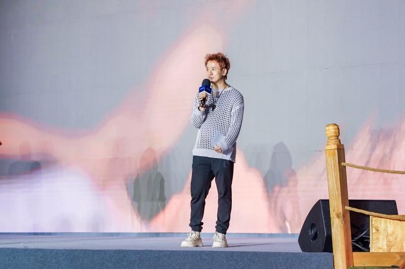 安鐘旭在“何以中國(guó)·五星出東方”網(wǎng)絡(luò)主題宣傳活動(dòng)現(xiàn)場(chǎng)演講。人民視頻供圖