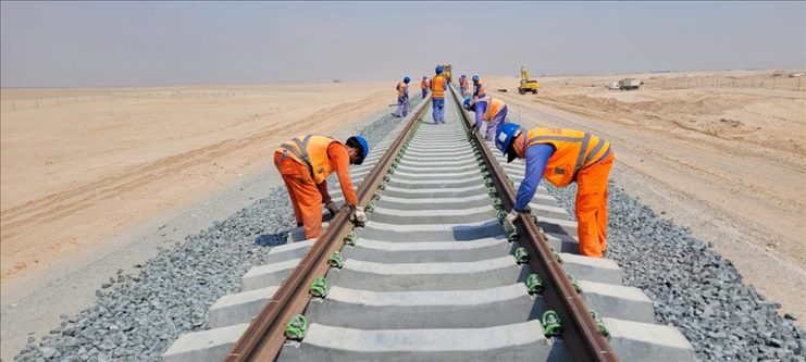 阿提哈德鐵路二期A標(biāo)項(xiàng)目施工中。中建中東供圖