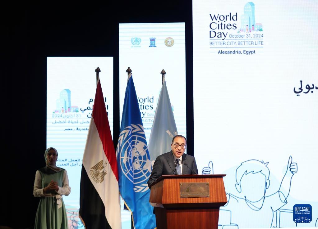 10月31日，在埃及亞歷山大，埃及總理馬德布利在活動(dòng)上致辭。新華社記者 王東震 攝