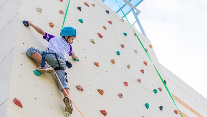 浙江臺州，正在學習攀巖課程的小學生