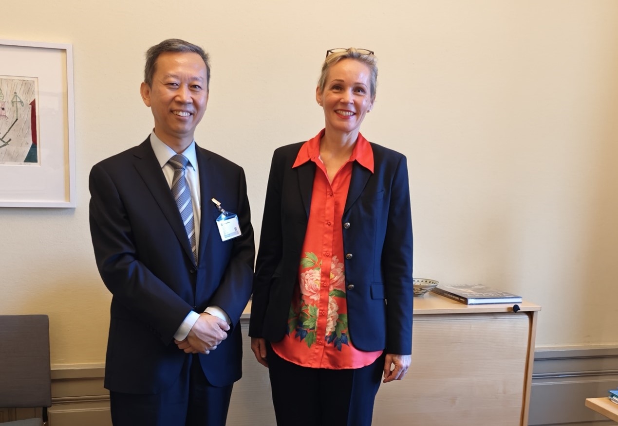 中國駐瑞典大使崔愛民會見瑞典外交部外貿總司長米蘭德。中國駐瑞典大使館供圖