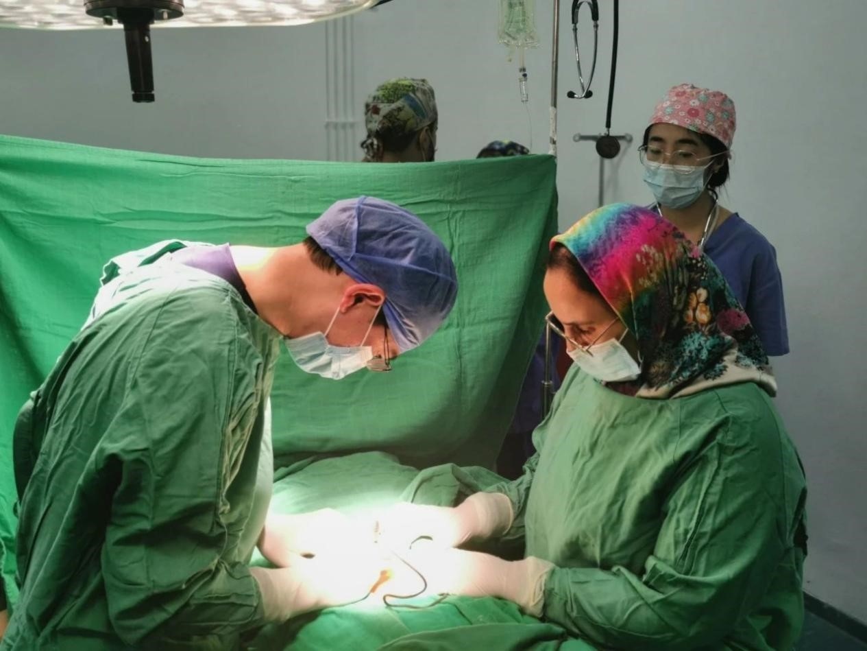 中國醫(yī)療隊(duì)員與當(dāng)?shù)蒯t(yī)生合作開展手術(shù)。第196批中國援助摩洛哥醫(yī)療隊(duì)塞達(dá)特分隊(duì)供圖