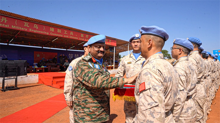 聯(lián)南蘇團(tuán)部隊(duì)司令莫漢中將為維和官兵授勛。秦貴君攝