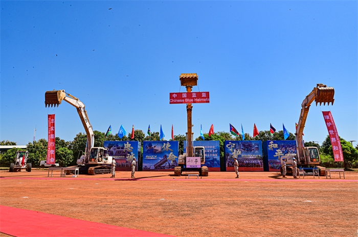 工程機(jī)械特技展示。王軍杰攝