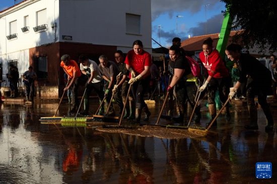 11月2日，居民在西班牙烏鐵爾清理房屋。新華社記者 孟鼎博 攝