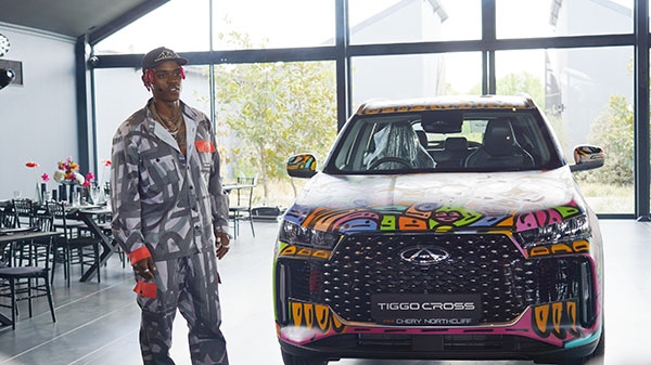 Samurai Farai和其汽車噴繪作品。人民網(wǎng) 張茜攝