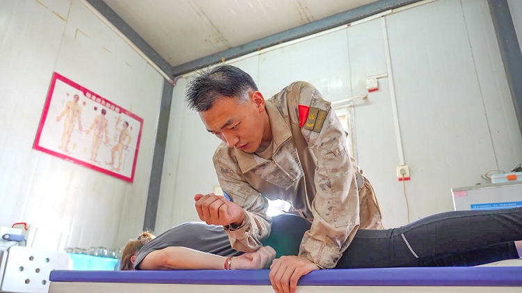 體驗(yàn)中醫(yī)推拿。王軍杰攝