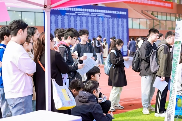 招聘會(huì)現(xiàn)場(chǎng)。校方供圖