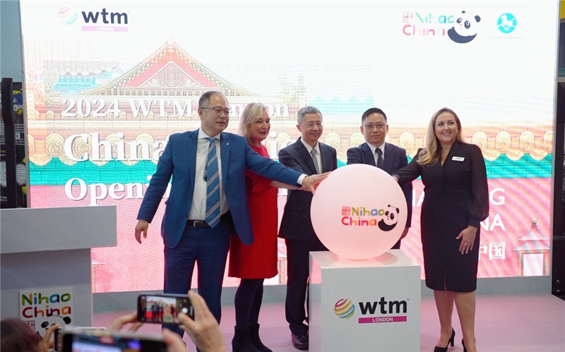 中外嘉賓為中國館開幕點亮水晶球。吳若鳴攝